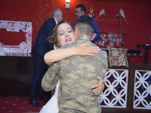 Askerden Gelin Ablasına Sürpriz