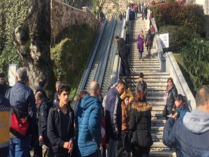 Yürüyen Merdivende Can Pazarı: 8 Yaralı