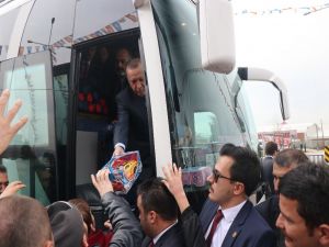 Çocuklara Hediye Dağıttı