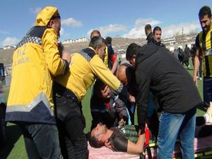 Genç Futbolcunun Dili Boğazına Kaçtı