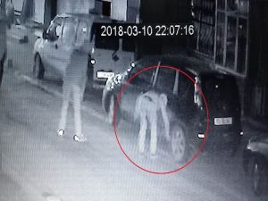 Araçların Lastiklerini Keserken Kameraya Yakalandılar