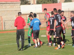 Amatör Ligde Saha İçi Ve Dışı Karıştı