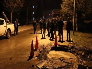 Su Borusu Patladı, 13 Yaşındaki Çocuk Çukura Gömüldü