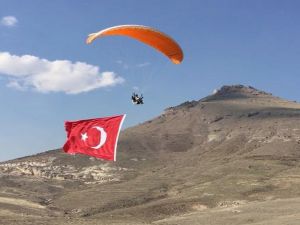 Yamaç Paraşütüyle Açılan En Büyük Bayrak
