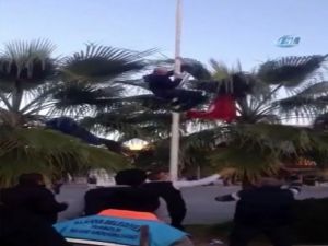 Türk Bayrağını İndirmek İsteyen Şahsa Linç Girişimi