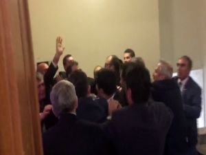 Meclis Kulisinde Kavga !