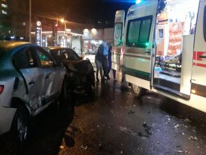 2 Otomobil Çarpıştı: 1’i Çocuk 6 Yaralı