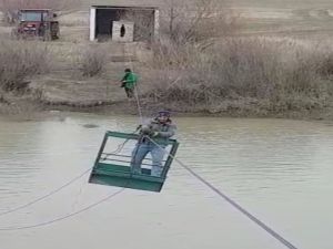 Aras Nehri’ni İlkel Teleferikle Geçiyorlar
