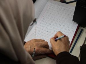 77’lik Nezahat Teyzenin Okuma Azmi