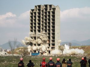 300 Kilo Patlayıcı Yıkamadı, Kendiliğinden Çöktü