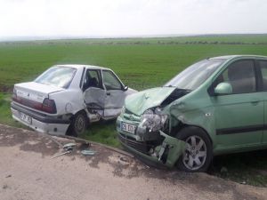 İki Otomobil Çarpıştı: 5’i Öğretmen 7 Yaralı