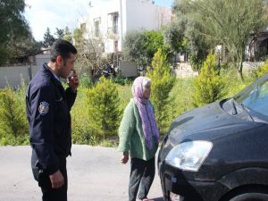 89 Yaşındaki Nine Yola Fırladı, Caddeyi Trafiğe Kapattı