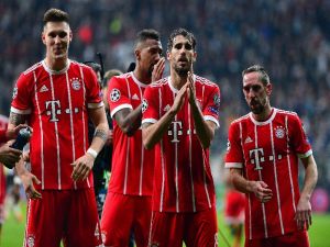 Bayernli Futbolcular Tribünleri Alkışladı