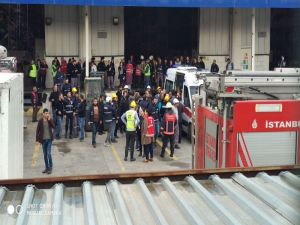Raflar İşçilerin Üzerine Düştü: 4 Yaralı