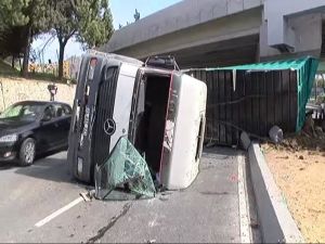 Yeşilköy’de Vinç Yüklü Kamyon Üst Geçide Çarptı: 1 Yaralı