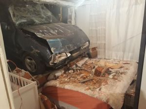 Freni Boşalan Otomobil Yatak Odasına Girdi