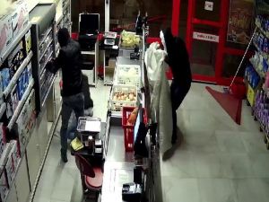 2 Market Ve 1 Fabrika Soydular