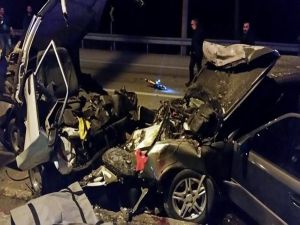 2 Araç Birbirine Girdi: 2 Ölü 6 Yaralı