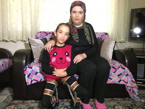 Ayağını Sıkan Ortezi Kendi Yöntemiyle Kullanmaya Çalışıyor