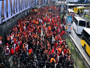 Galatasaray Taraftarları Kadıköy’e Geldi