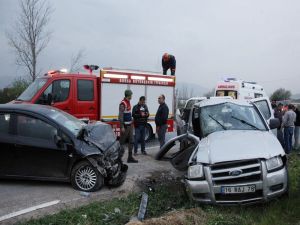2 Otomobil Kafa Kafaya Çarpıştı: 1 Ölü, 7 Yaralı