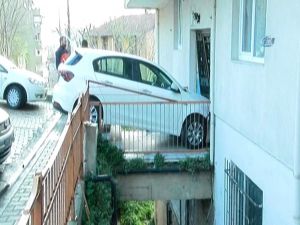 Kadın Sürücü Apartmana Daldı