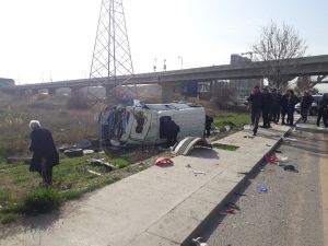 Minibüs Hafriyat Kamyonuyla Çarpıştı: 17 Yaralı
