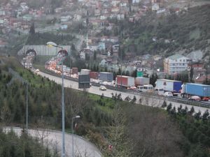 Tem’de Zincirleme Kaza Trafiği Kilitledi