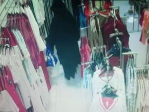 Poşetli Pijama Hırsızı Kamerada