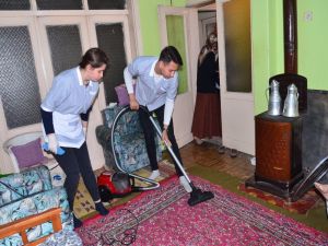 Hem Okuyor Hem De Yaşlılara Bakıyorlar