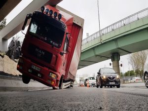 Bakırköy’de Kamyon Üst Geçide Takıldı
