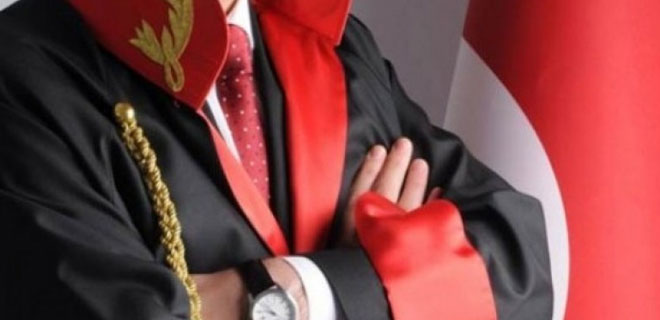 Halı sahada kalp krizi geçiren savcı yaşamını yitirdi