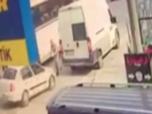 İki Aracın Arasında Feci Şekilde Sıkıştı