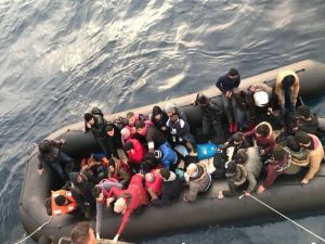 İzmir’de 64 Kaçak Göçmen Yakalandı