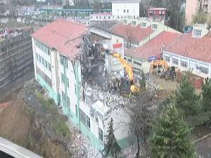 Şişli Endüstri Meslek Lisesi’nin Çökme Tehlikesi Geçiren Binası Yıkılıyor