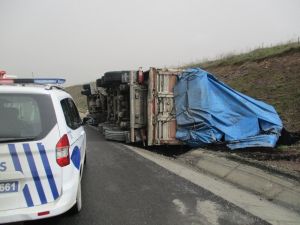 Kuzey Marmara Otoyolu’nda Tır Yan Yattı