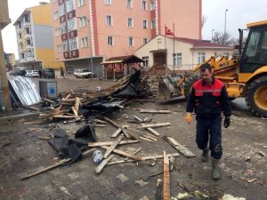 Fırtına Yıktı Geçti