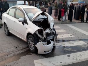 İki Otomobil Kafa Kafaya Çarpıştı: 1’i Ağır 4 Yaralı