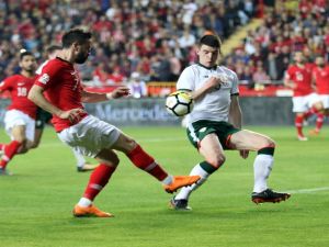 İlk Yarı Sessiz Bitti