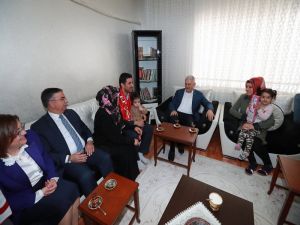 Başbakan Pankartlı Daveti Kırmadı