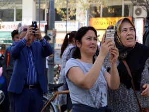 Cep Telefonlarına Sarıldılar: Polis İse Operasyondaydı