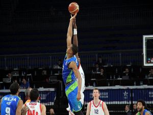 Anadolu Efes Evinde Galip