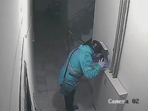 Pizzaya Tüküren Kurye Güvenlik Kamerasında