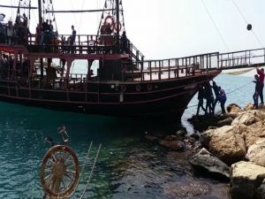 Tur Teknesi Kayalıklara Çarptı