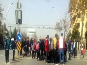 Yolun Karşısına Geçen Öğrencilere Otomobil Çarptı