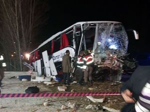 Yolcu Otobüsü Kaza Yaptı: 2 Ölü, 33 Yaralı