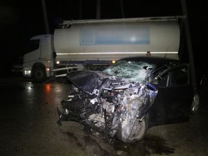 Otomobil Kamyona Çarptı: 2 Ölü, 1 Yaralı