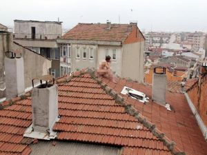 Çırılçıplak Çatıya Çıktı, Çay Teklifine İndi