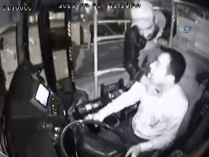 Otobüs Şoförünün Boğazına Bıçak Dayadı