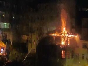 Rize’de Çıkan Yangında 3 Katlı Ahşap Ev Kül Oldu
